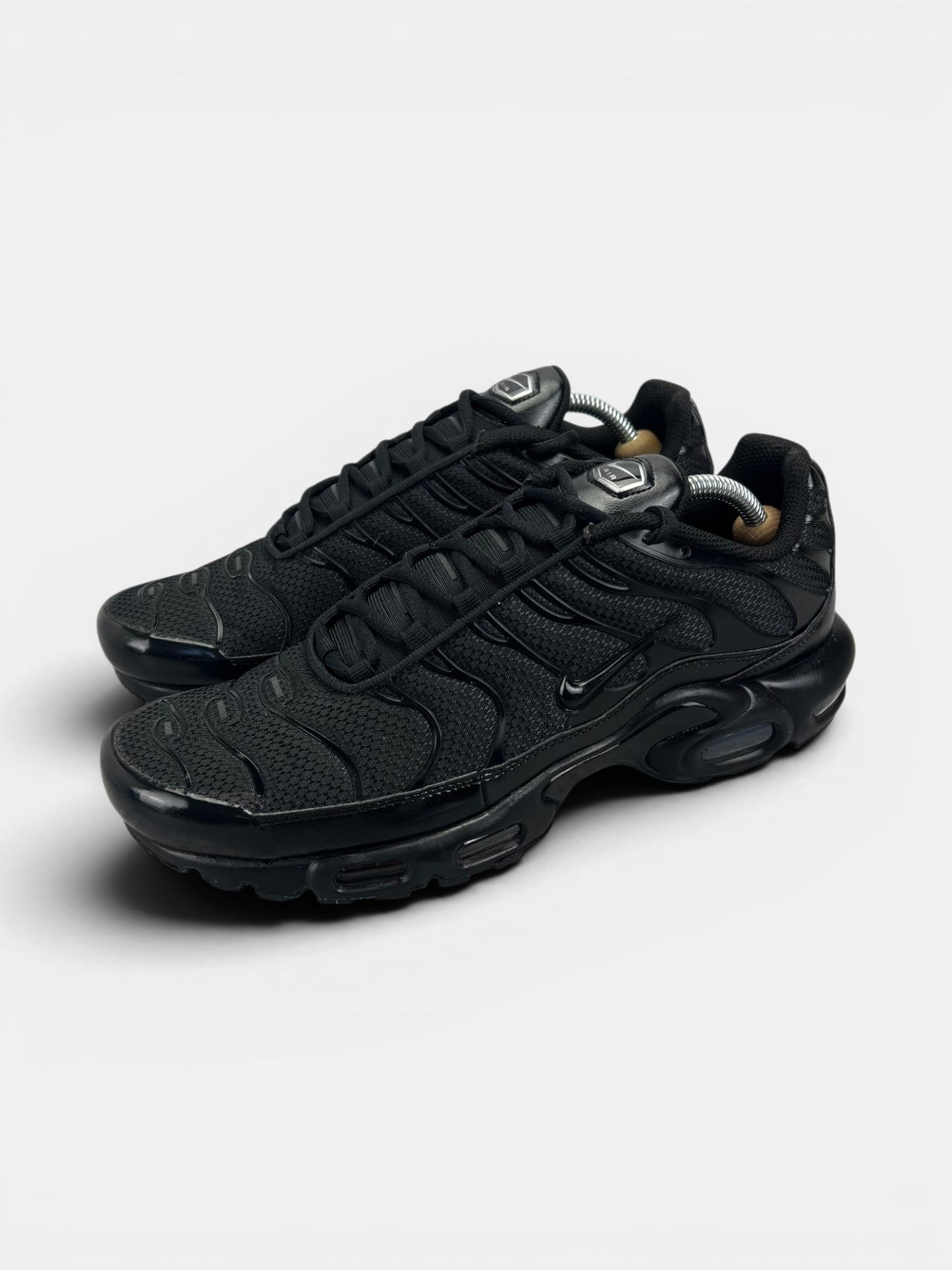 Nike Air Max Plus Triple Black — buty sportowe męskie w bardzo dobrym stanie rozmiar 44, widok z boku