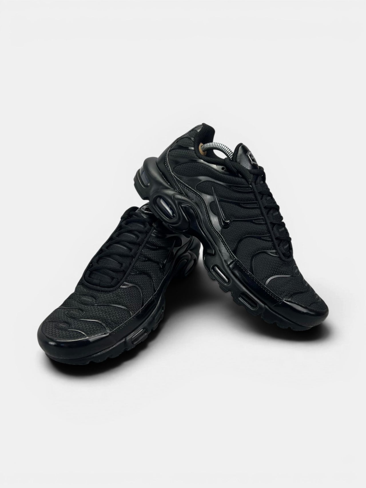 Nike Air Max Plus Triple Black — buty sportowe męskie w bardzo dobrym stanie rozmiar 44, boczny profil