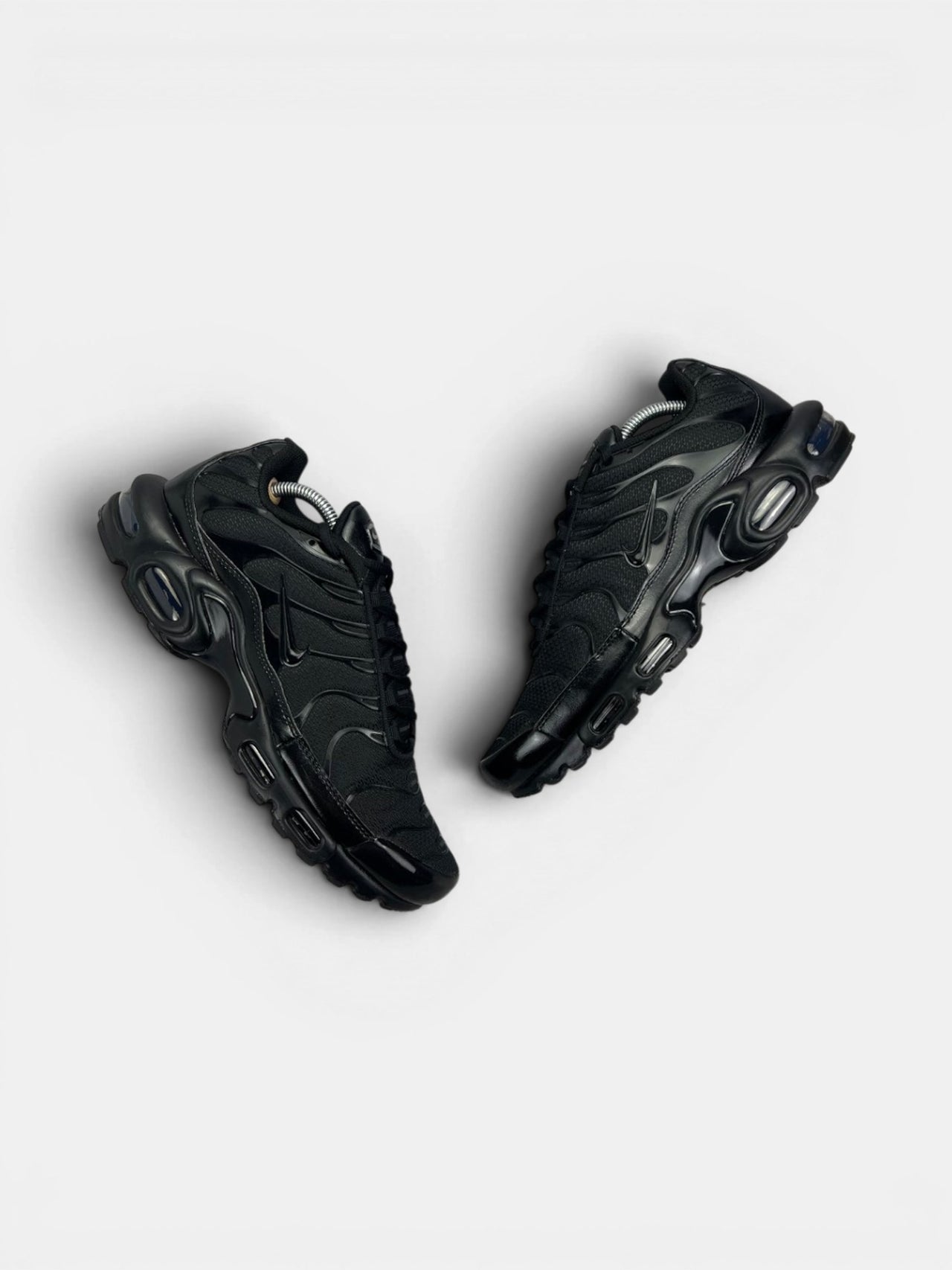 Nike Air Max Plus Triple Black — buty sportowe męskie w bardzo dobrym stanie rozmiar 44, widok z góry na zewnętrzną stronę butów