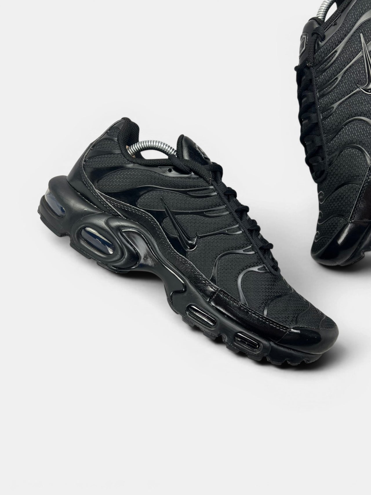 Nike Air Max Plus Triple Black — buty sportowe męskie w bardzo dobrym stanie rozmiar 44, zewnętrzny panel prawego buta