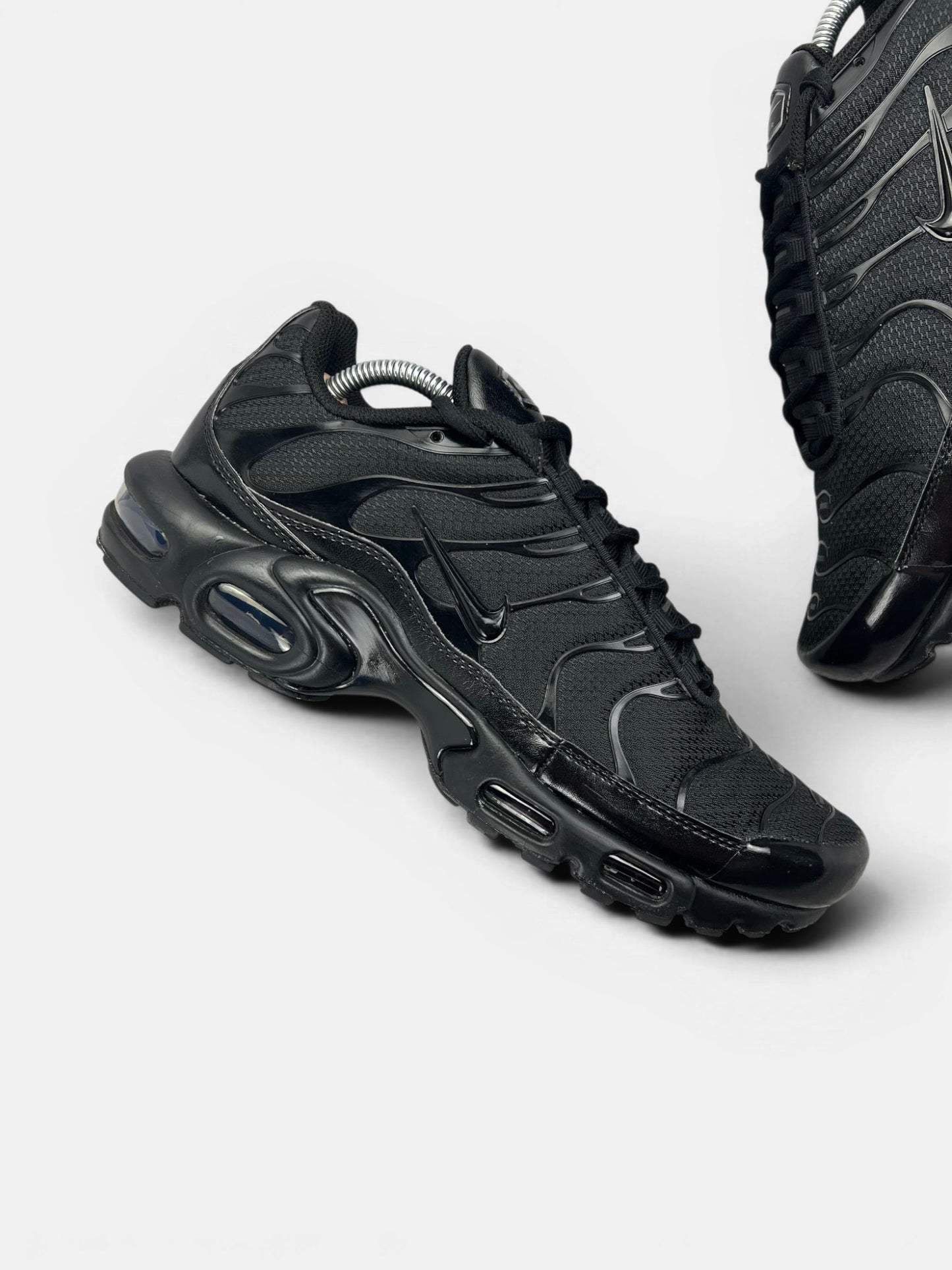 Nike Air Max Plus Triple Black — buty sportowe męskie w bardzo dobrym stanie rozmiar 44, zewnętrzny panel prawego buta