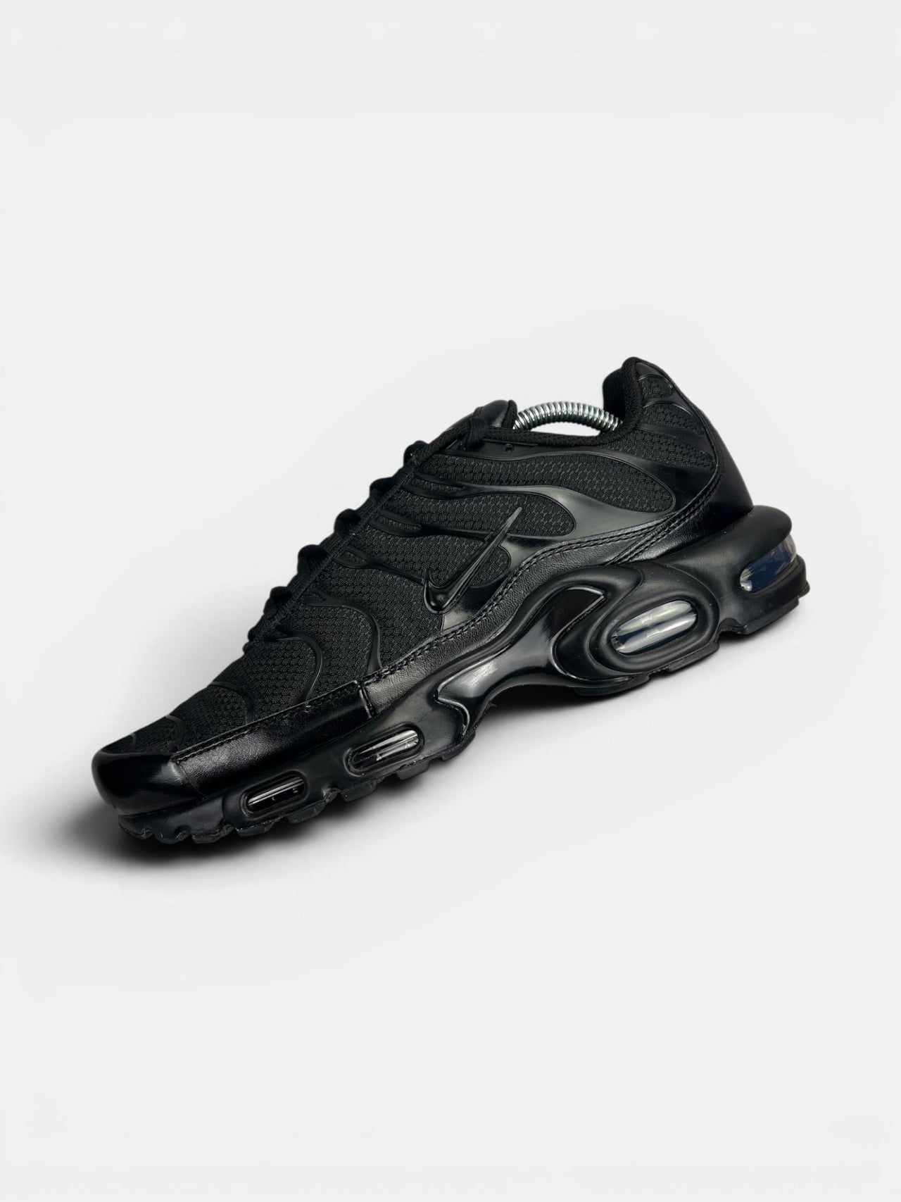 Nike Air Max Plus Triple Black — buty sportowe męskie w bardzo dobrym stanie rozmiar 44, zewnętrzny panel lewego buta
