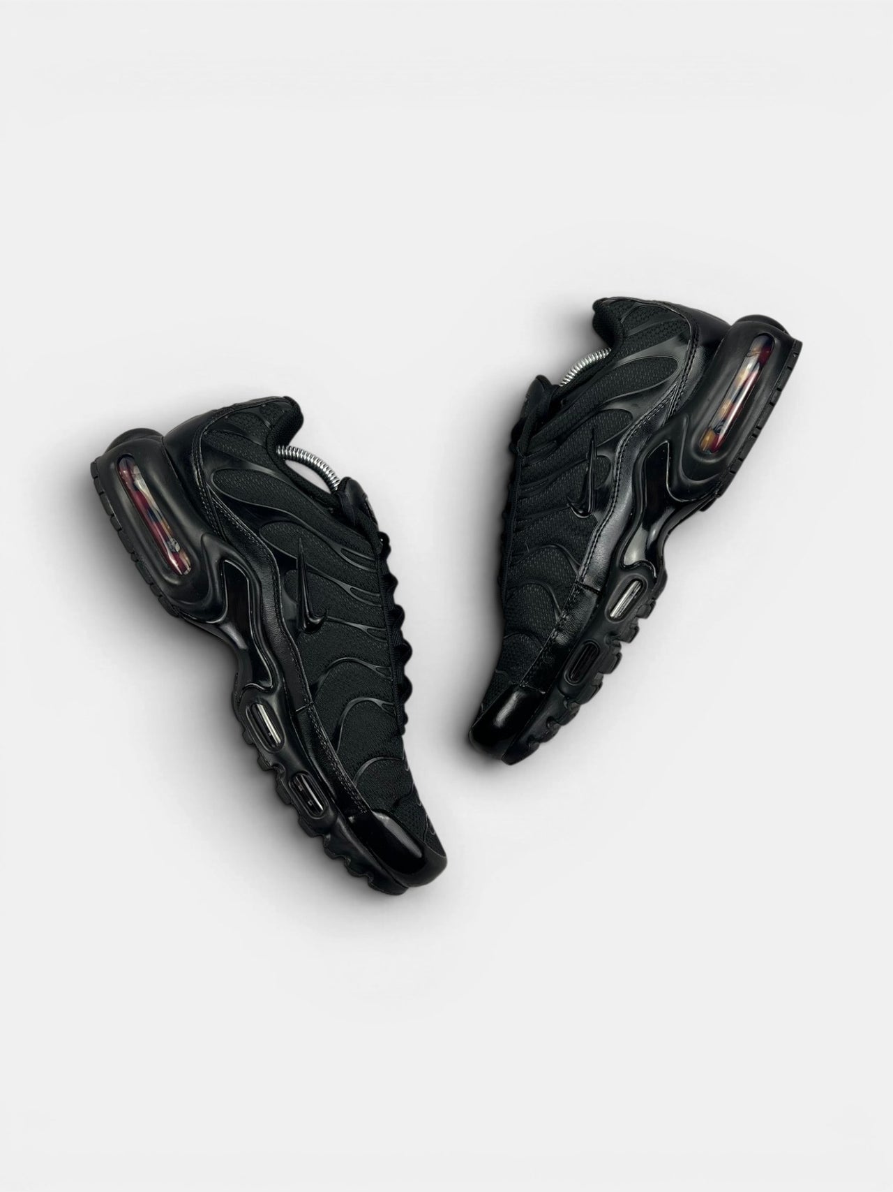 Nike Air Max Plus Triple Black — buty sportowe męskie w bardzo dobrym stanie rozmiar 44, widok z góry na wewnętrzną stronę butów