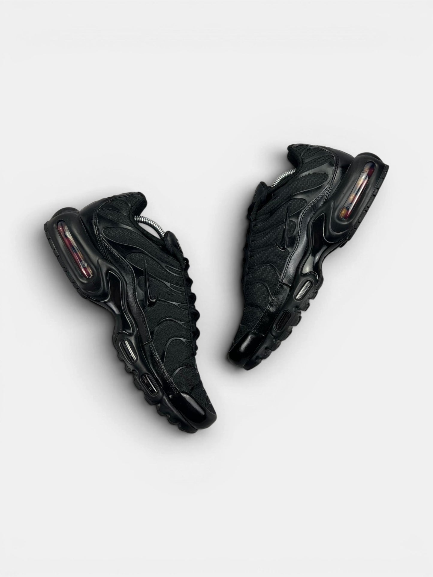 Nike Air Max Plus Triple Black — buty sportowe męskie w bardzo dobrym stanie rozmiar 44, widok z góry na wewnętrzną stronę butów