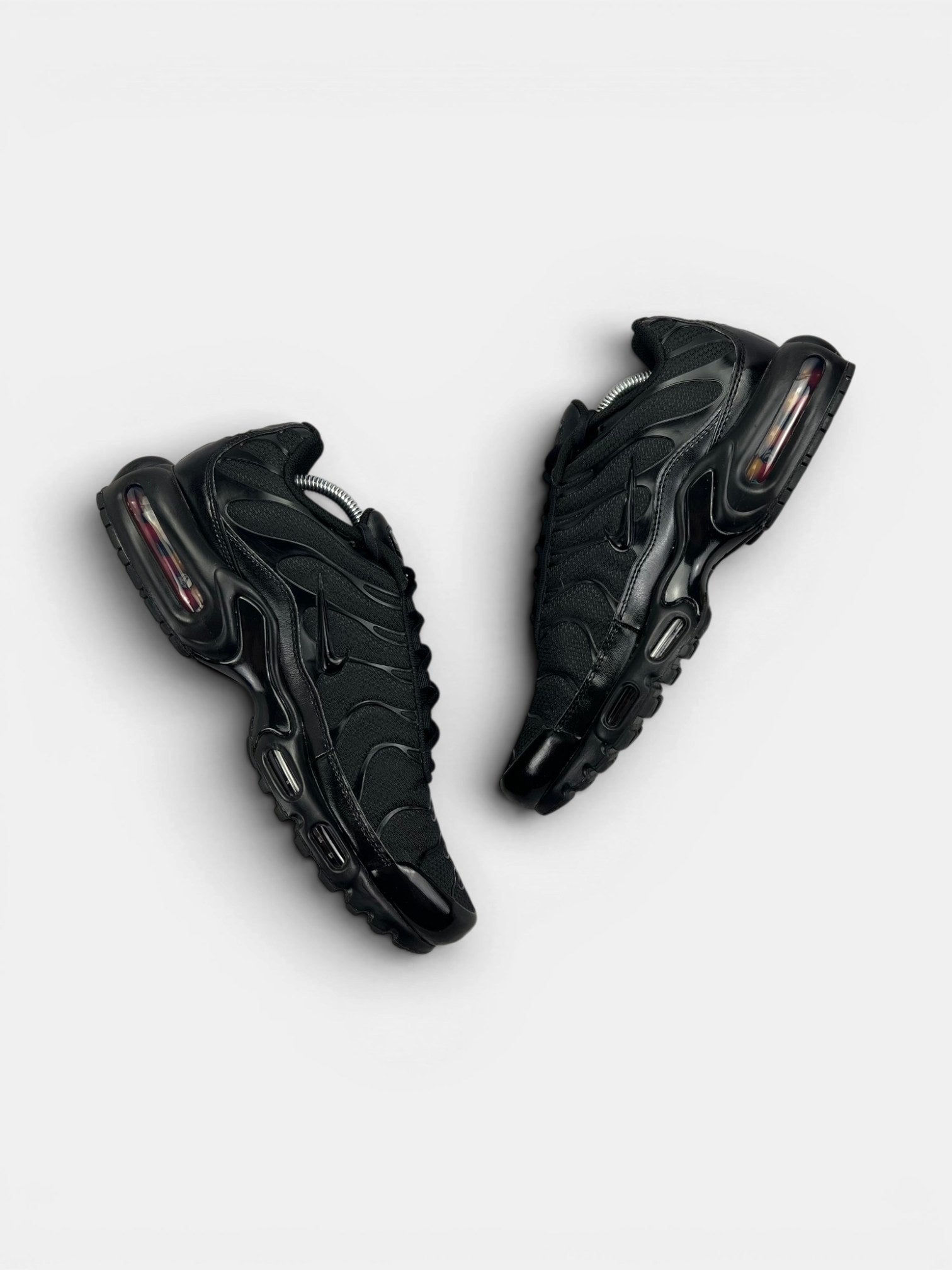 Nike Air Max Plus Triple Black — buty sportowe męskie w bardzo dobrym stanie rozmiar 44, widok z góry na wewnętrzną stronę butów