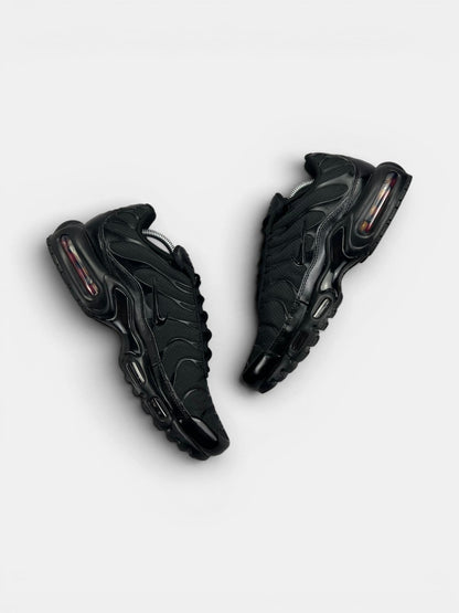 Nike Air Max Plus Triple Black — buty sportowe męskie w bardzo dobrym stanie rozmiar 44, widok z góry na wewnętrzną stronę butów