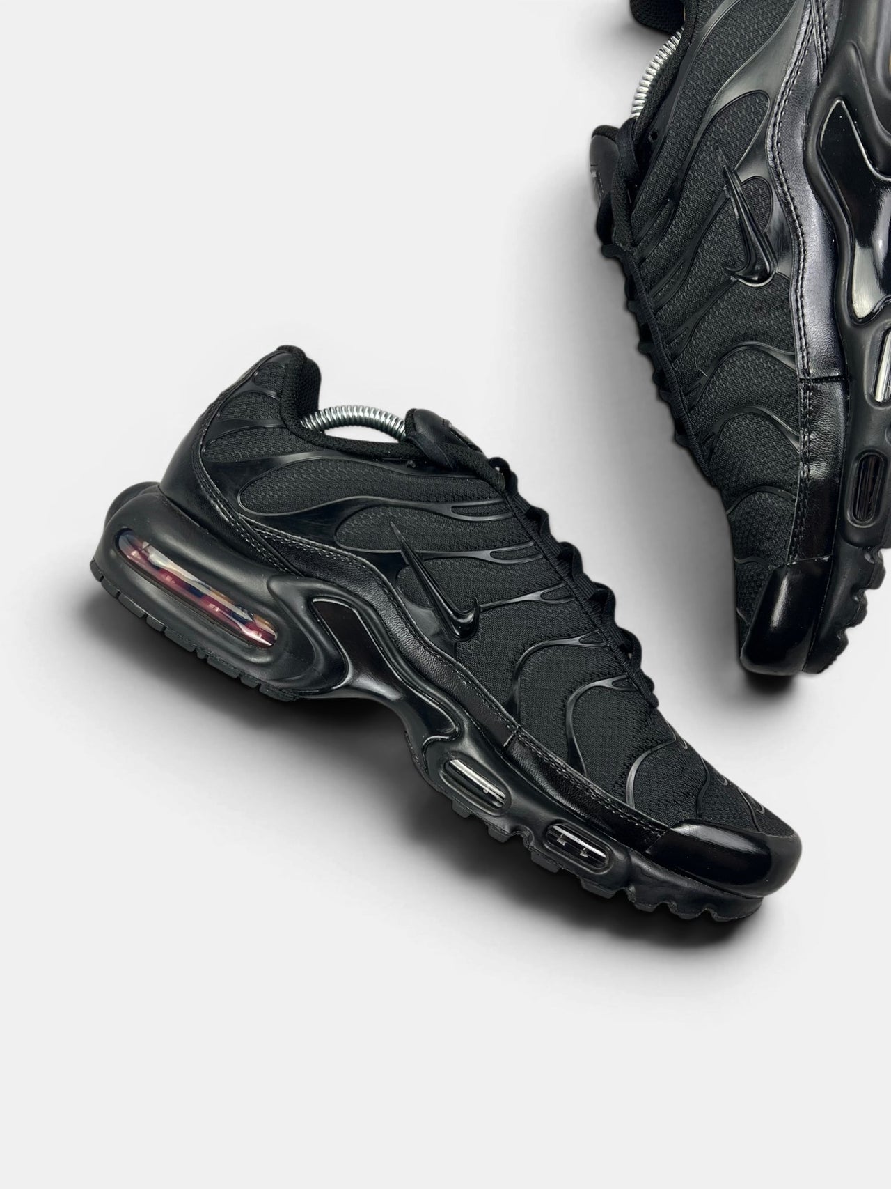 Nike Air Max Plus Triple Black — buty sportowe męskie w bardzo dobrym stanie rozmiar 44, wewnętrzny panel lewego buta