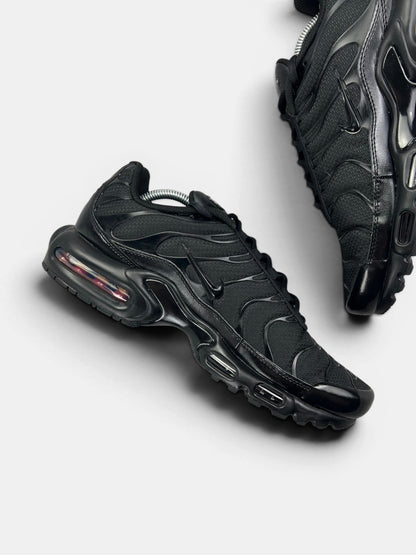 Nike Air Max Plus Triple Black — buty sportowe męskie w bardzo dobrym stanie rozmiar 44, wewnętrzny panel lewego buta
