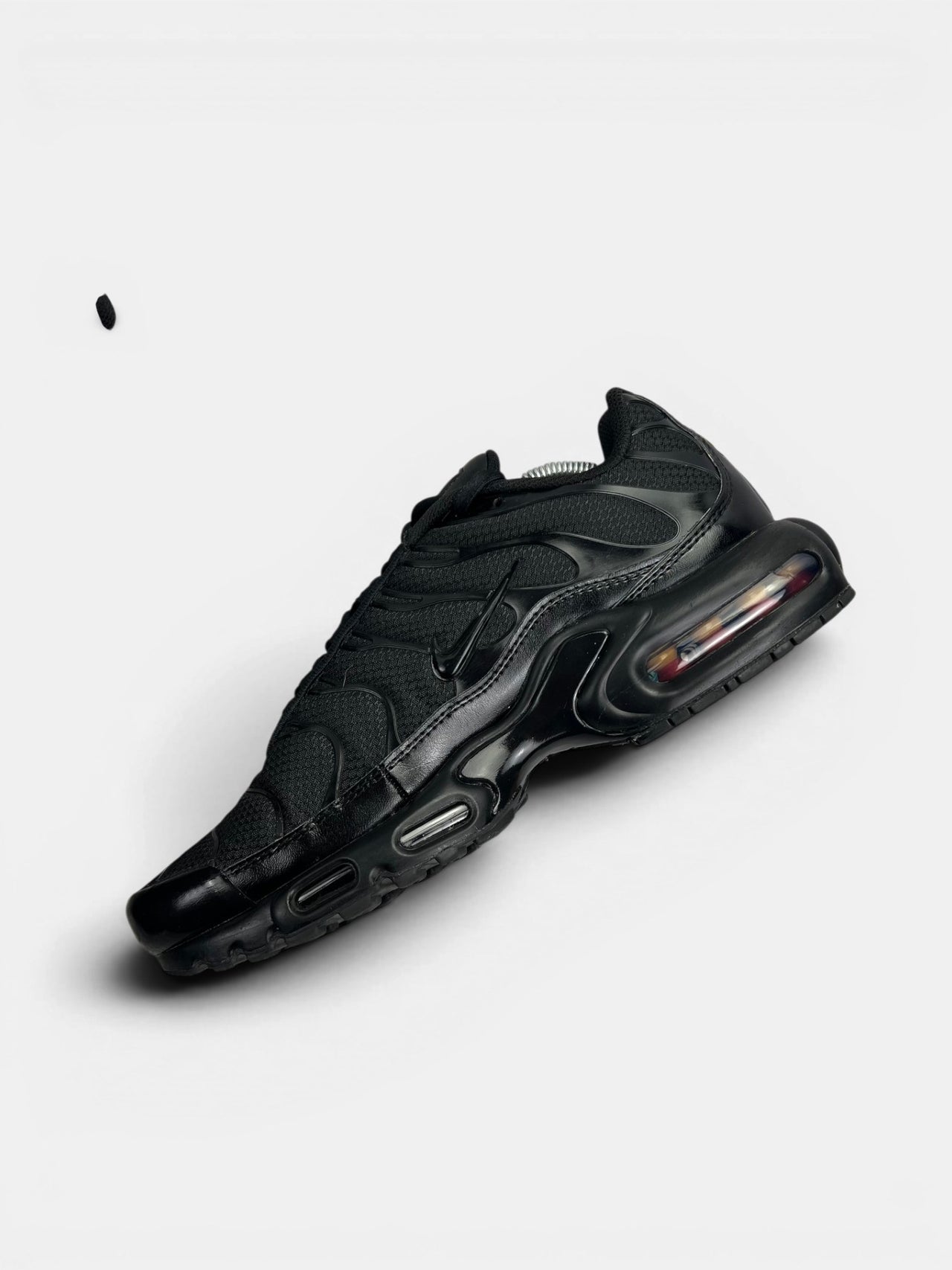 Nike Air Max Plus Triple Black — buty sportowe męskie w bardzo dobrym stanie rozmiar 44, wewnętrzny panel prawego buta