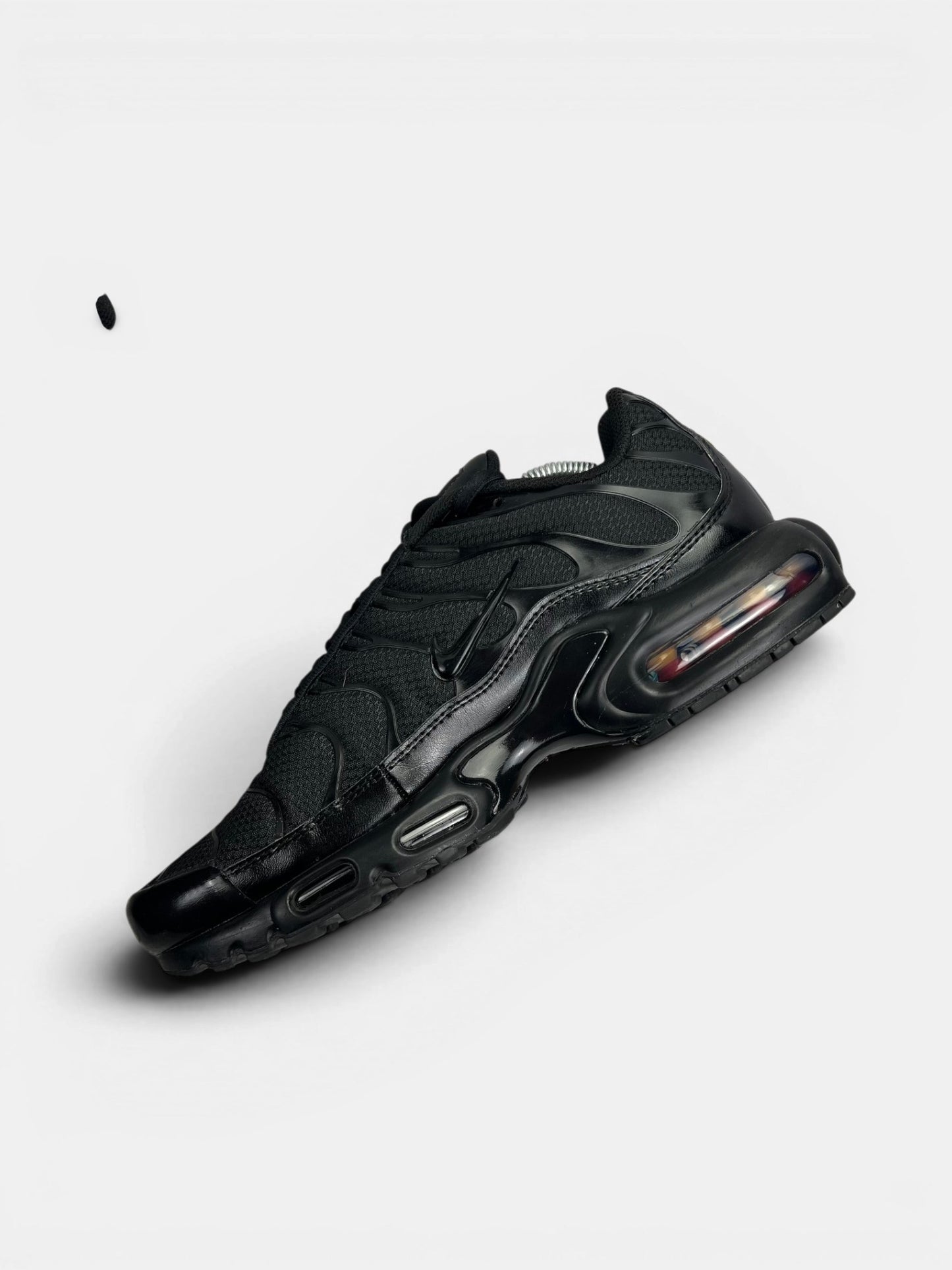 Nike Air Max Plus Triple Black — buty sportowe męskie w bardzo dobrym stanie rozmiar 44, wewnętrzny panel prawego buta