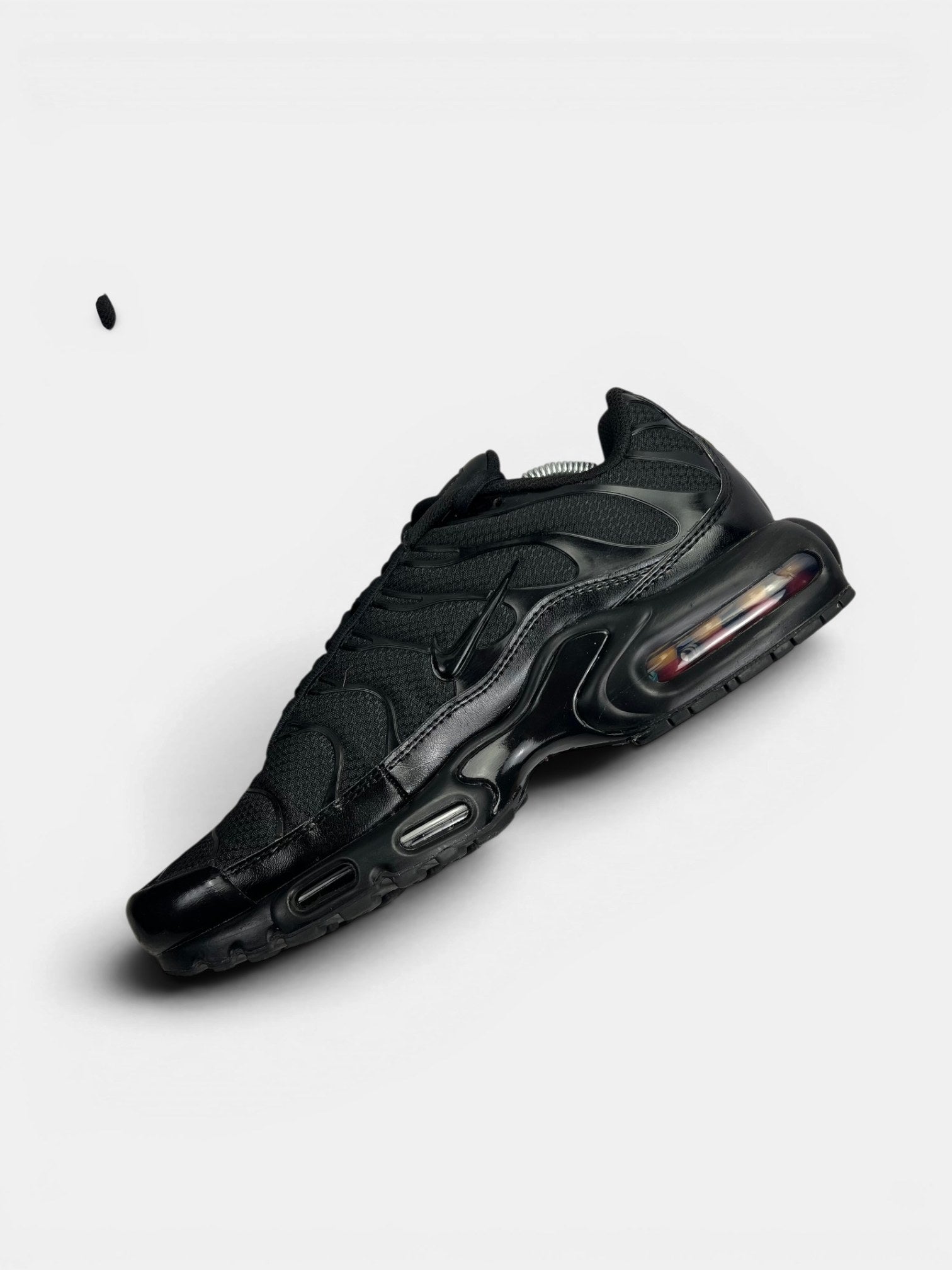 Nike Air Max Plus Triple Black — buty sportowe męskie w bardzo dobrym stanie rozmiar 44, wewnętrzny panel prawego buta
