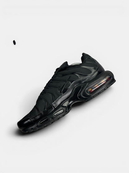 Nike Air Max Plus Triple Black — buty sportowe męskie w bardzo dobrym stanie rozmiar 44, wewnętrzny panel prawego buta