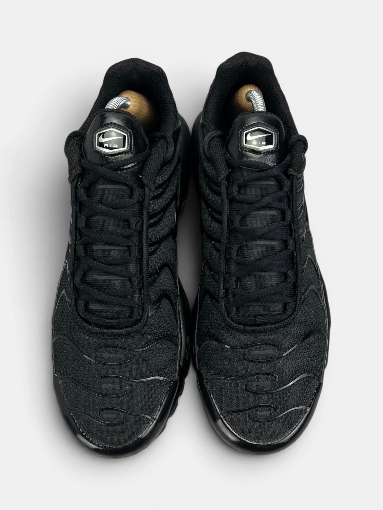 Nike Air Max Plus Triple Black — buty sportowe męskie w bardzo dobrym stanie rozmiar 44, widok z góry