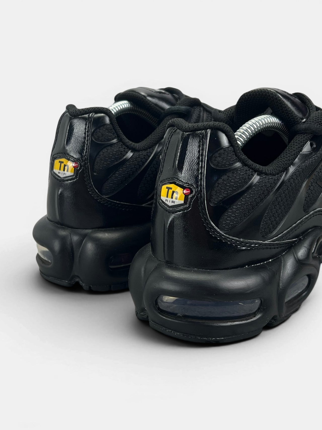 Nike Air Max Plus Triple Black — buty sportowe męskie w bardzo dobrym stanie rozmiar 44, widok z tyłu