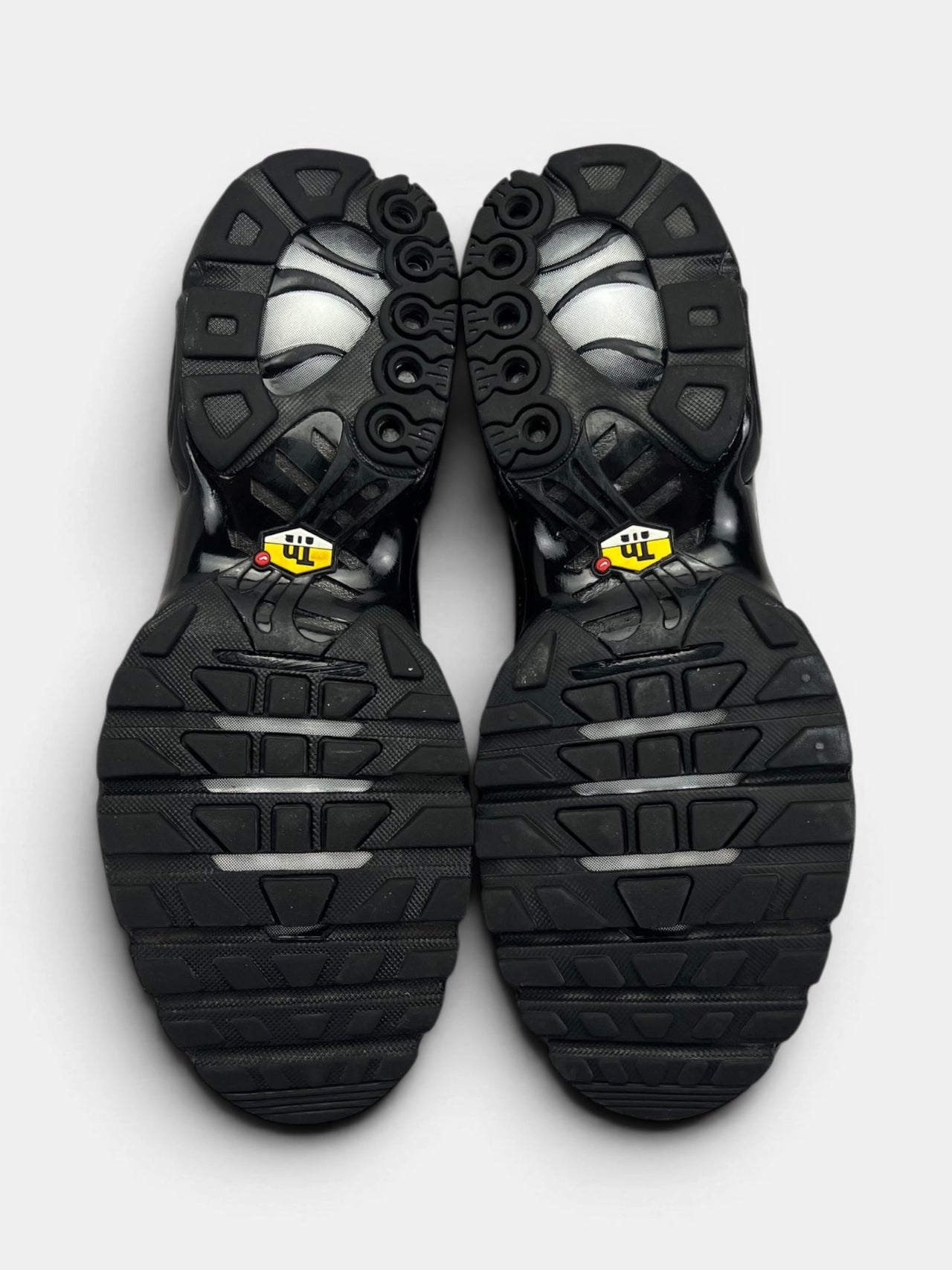 Nike Air Max Plus Triple Black — buty sportowe męskie w bardzo dobrym stanie rozmiar 44, podeszwa