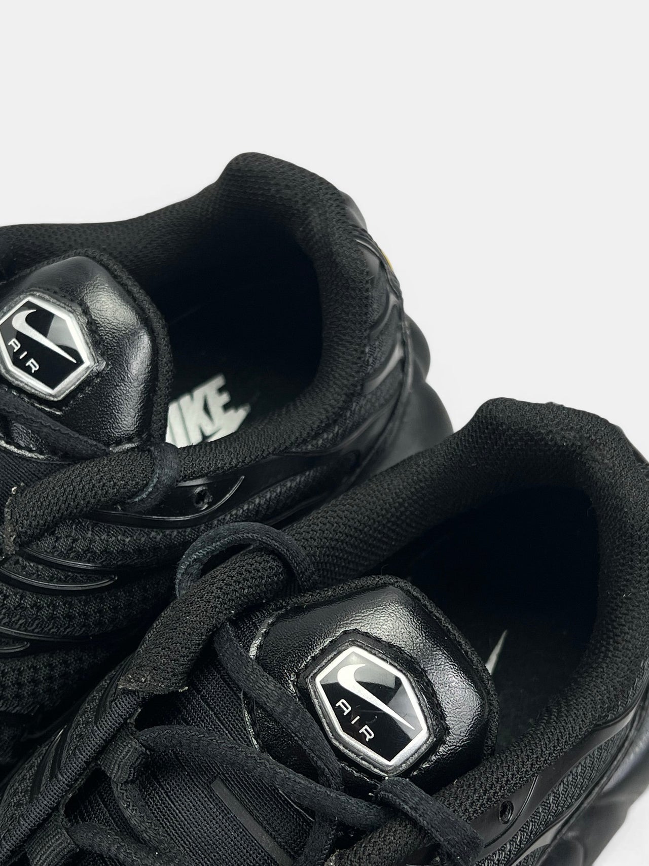 Nike Air Max Plus Triple Black — buty sportowe męskie w bardzo dobrym stanie rozmiar 44, zapiętki butów