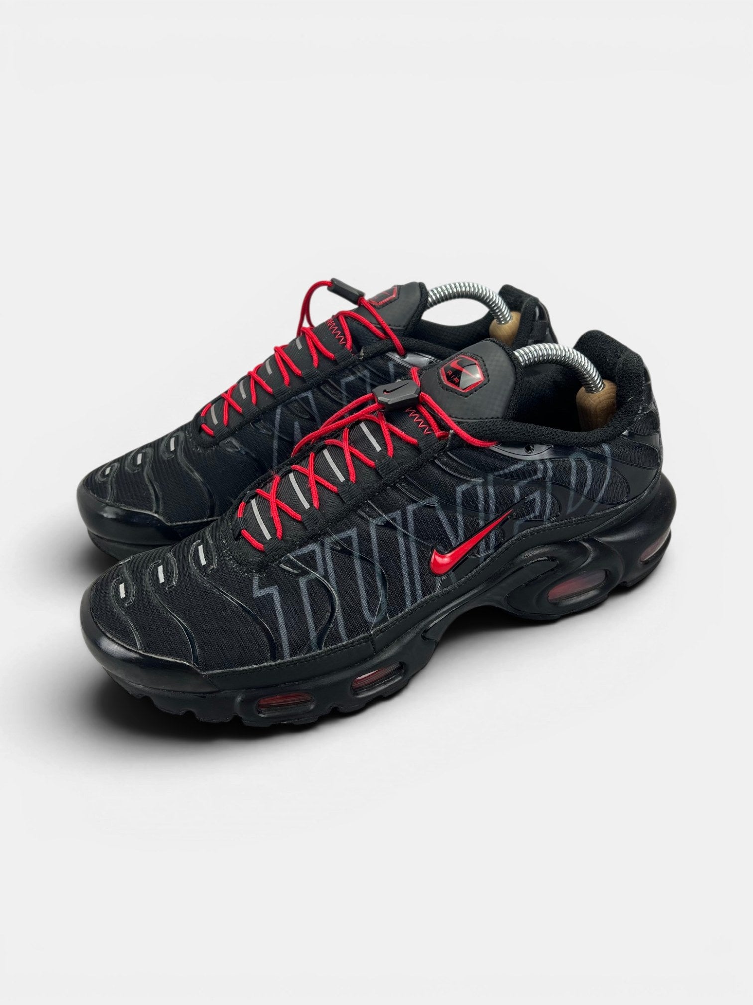 Nike Air Max Plus Tuned Air Black Red — buty sportowe męskie w bardzo dobrym stanie rozmiar 42.5, widok z boku