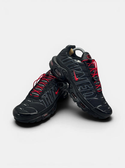 Nike Air Max Plus Tuned Air Black Red — buty sportowe męskie w bardzo dobrym stanie rozmiar 42.5, boczny profil
