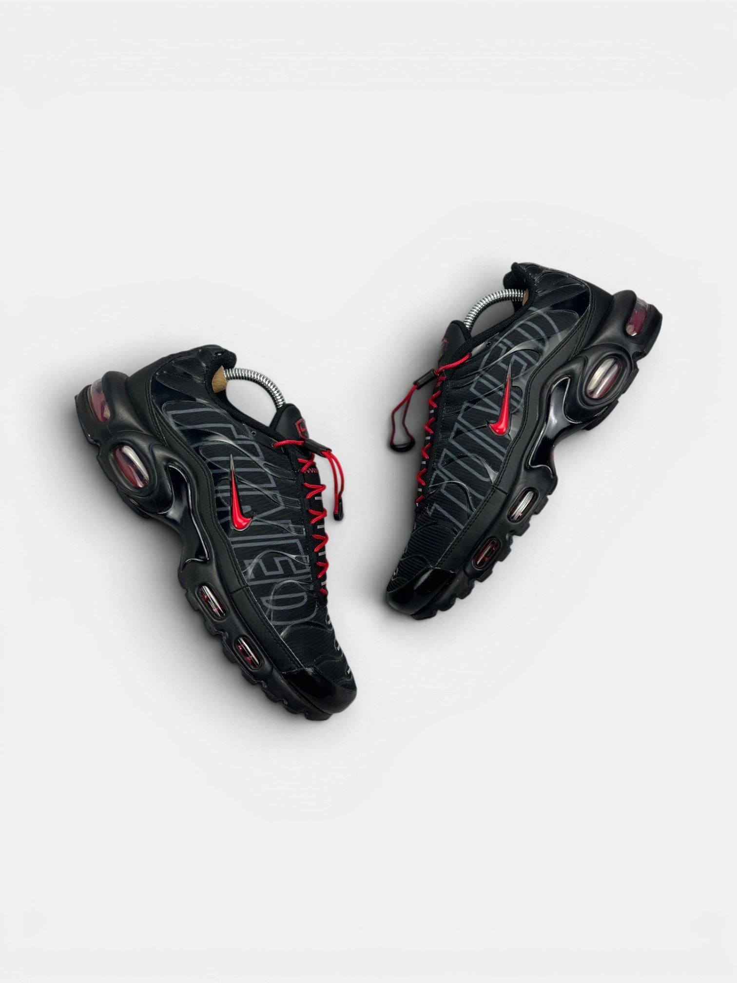Nike Air Max Plus Tuned Air Black Red — buty sportowe męskie w bardzo dobrym stanie rozmiar 42.5, widok z góry na zewnętrzną stronę butów