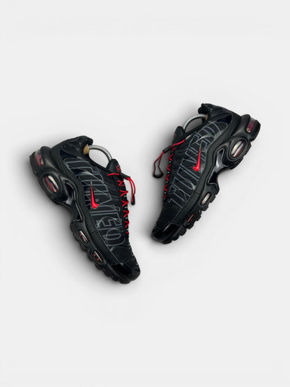 Nike Air Max Plus Tuned Air Black Red — buty sportowe męskie w bardzo dobrym stanie rozmiar 42.5, widok z góry na zewnętrzną stronę butów