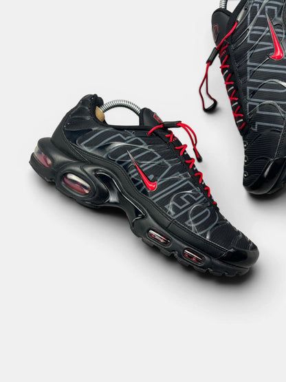 Nike Air Max Plus Tuned Air Black Red — buty sportowe męskie w bardzo dobrym stanie rozmiar 42.5, zewnętrzny panel prawego buta