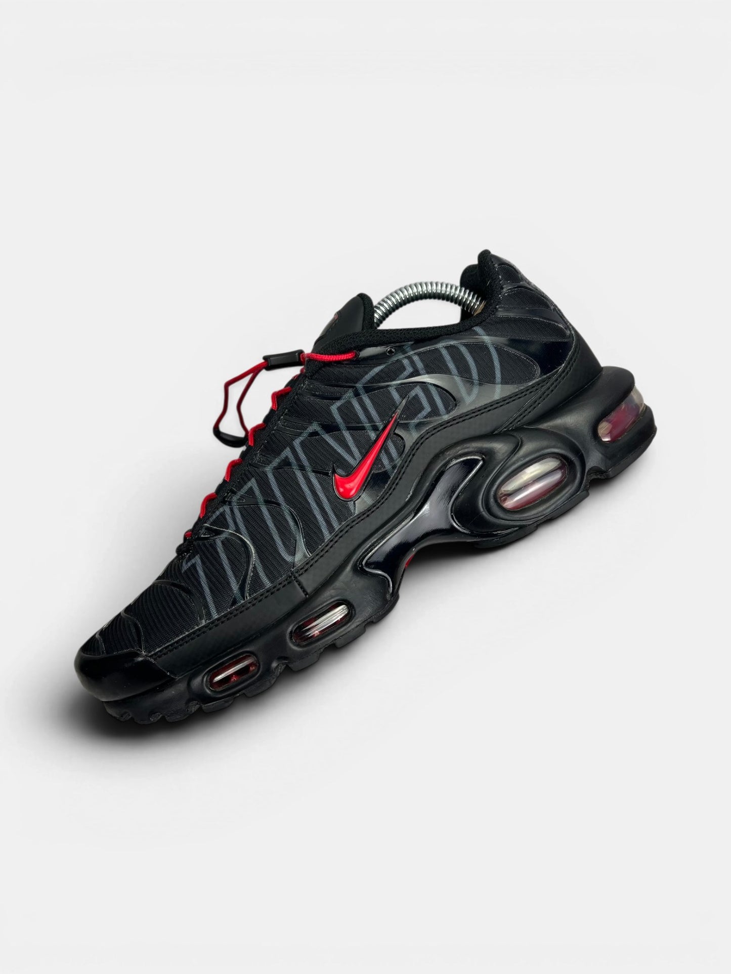 Nike Air Max Plus Tuned Air Black Red — buty sportowe męskie w bardzo dobrym stanie rozmiar 42.5, zewnętrzny panel lewego buta