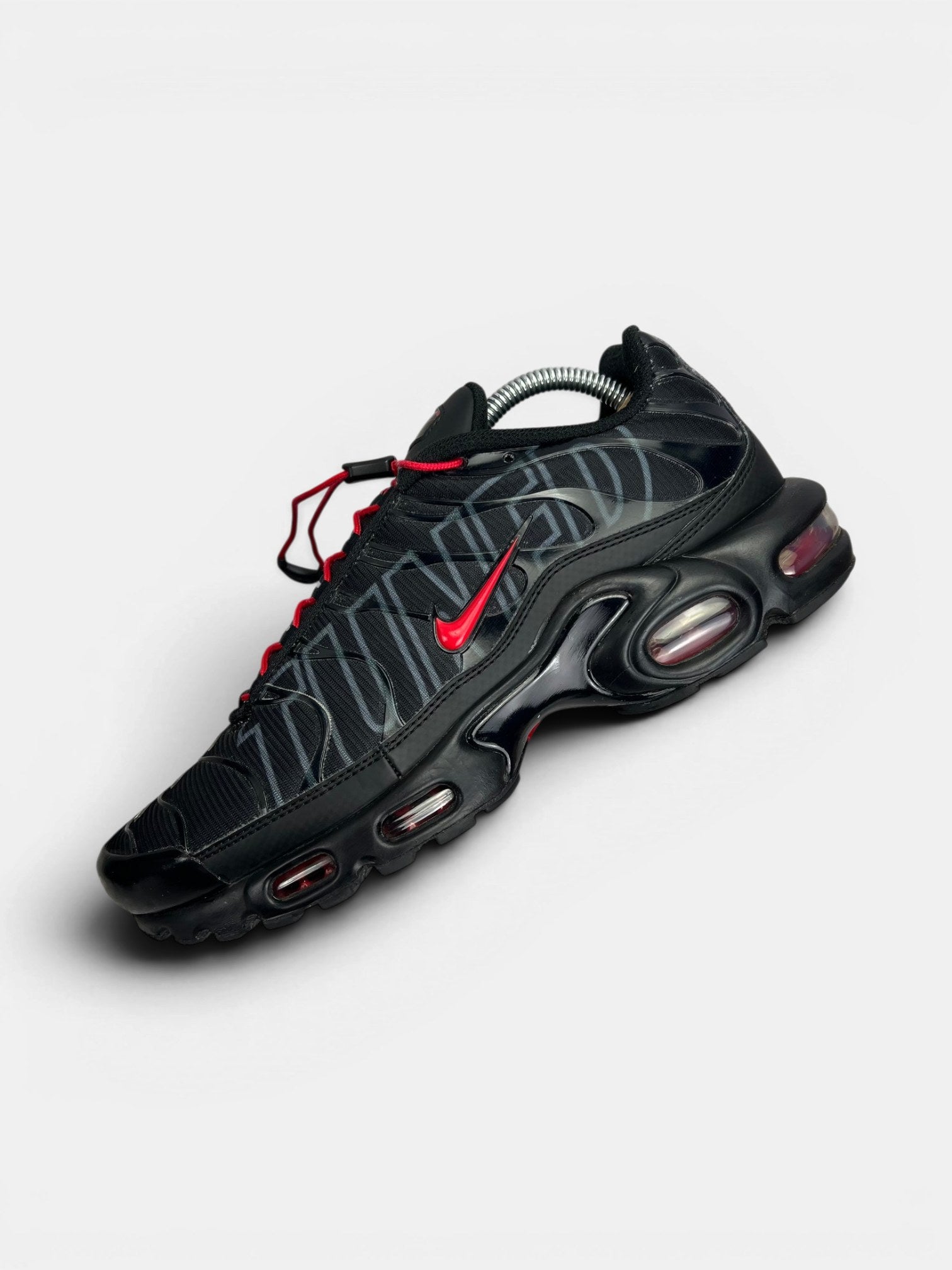 Nike Air Max Plus Tuned Air Black Red — buty sportowe męskie w bardzo dobrym stanie rozmiar 42.5, zewnętrzny panel lewego buta