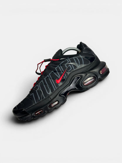 Nike Air Max Plus Tuned Air Black Red — buty sportowe męskie w bardzo dobrym stanie rozmiar 42.5, zewnętrzny panel lewego buta
