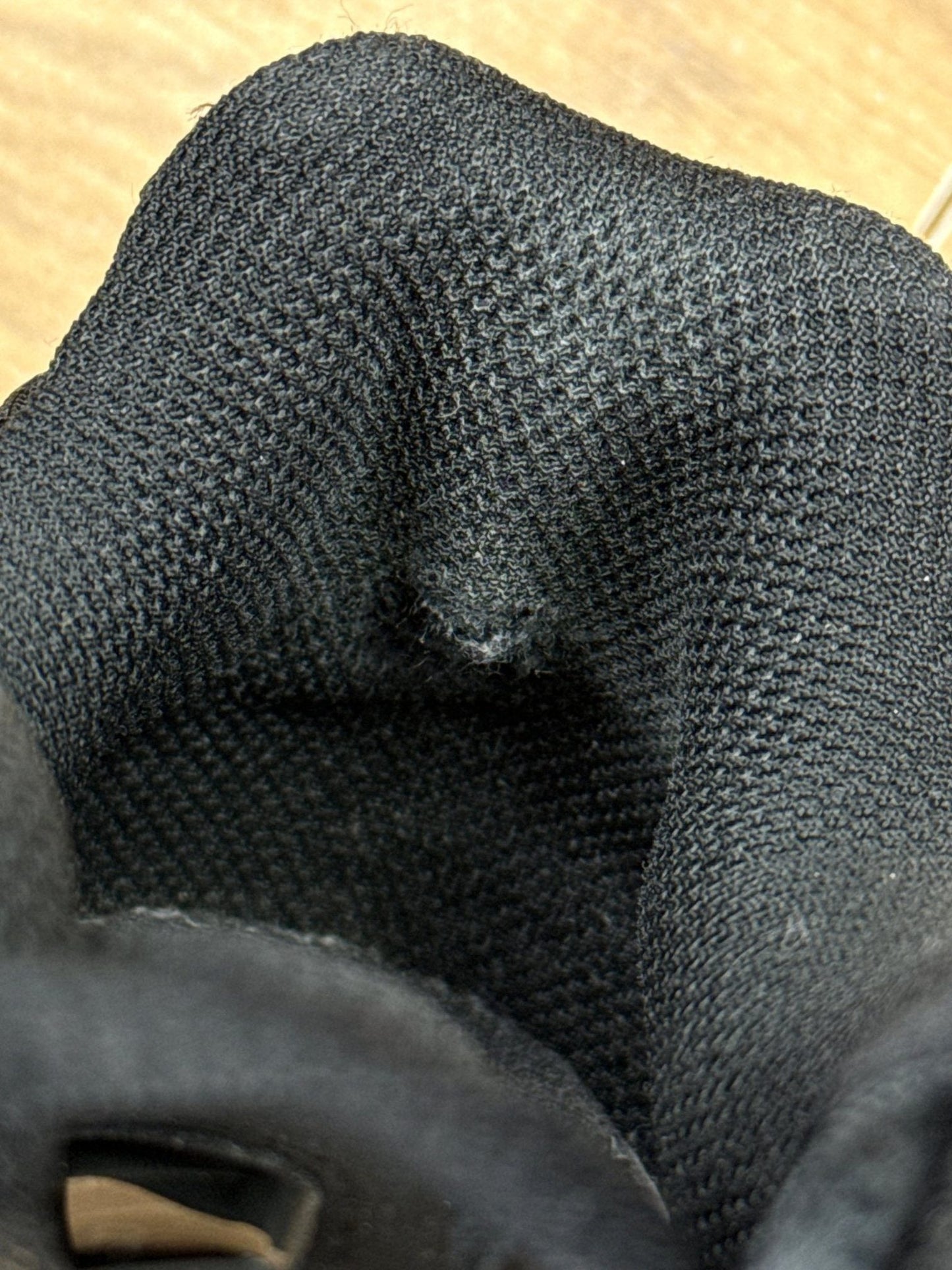 Nike Air Max Plus Triple Black — buty sportowe męskie w bardzo dobrym stanie rozmiar 45.5, widok z boku