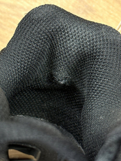 Nike Air Max Plus Triple Black — buty sportowe męskie w bardzo dobrym stanie rozmiar 45.5, widok z boku