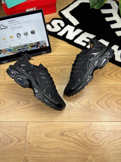 Nike Air Max Plus Triple Black — buty sportowe męskie w bardzo dobrym stanie rozmiar 45.5, widok z góry na zewnętrzną stronę butów