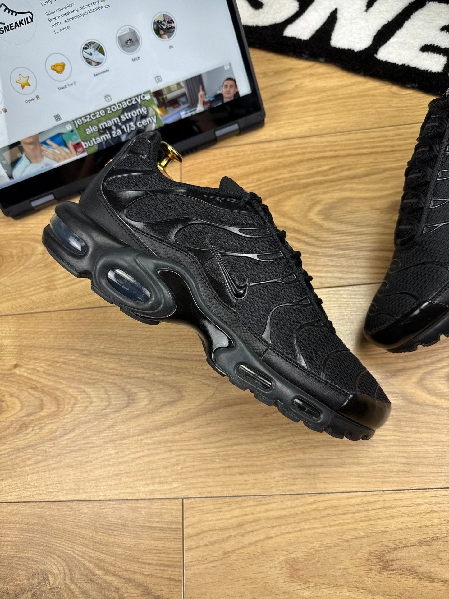 Nike Air Max Plus Triple Black — buty sportowe męskie w bardzo dobrym stanie rozmiar 45.5, zewnętrzny panel prawego buta