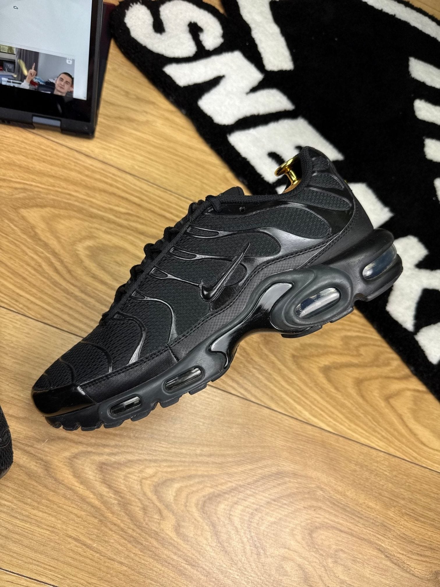 Nike Air Max Plus Triple Black — buty sportowe męskie w bardzo dobrym stanie rozmiar 45.5, zewnętrzny panel lewego buta