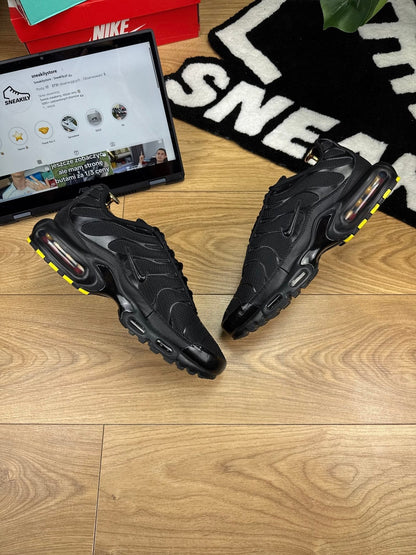 Nike Air Max Plus Triple Black — buty sportowe męskie w bardzo dobrym stanie rozmiar 45.5, widok z góry na wewnętrzną stronę butów