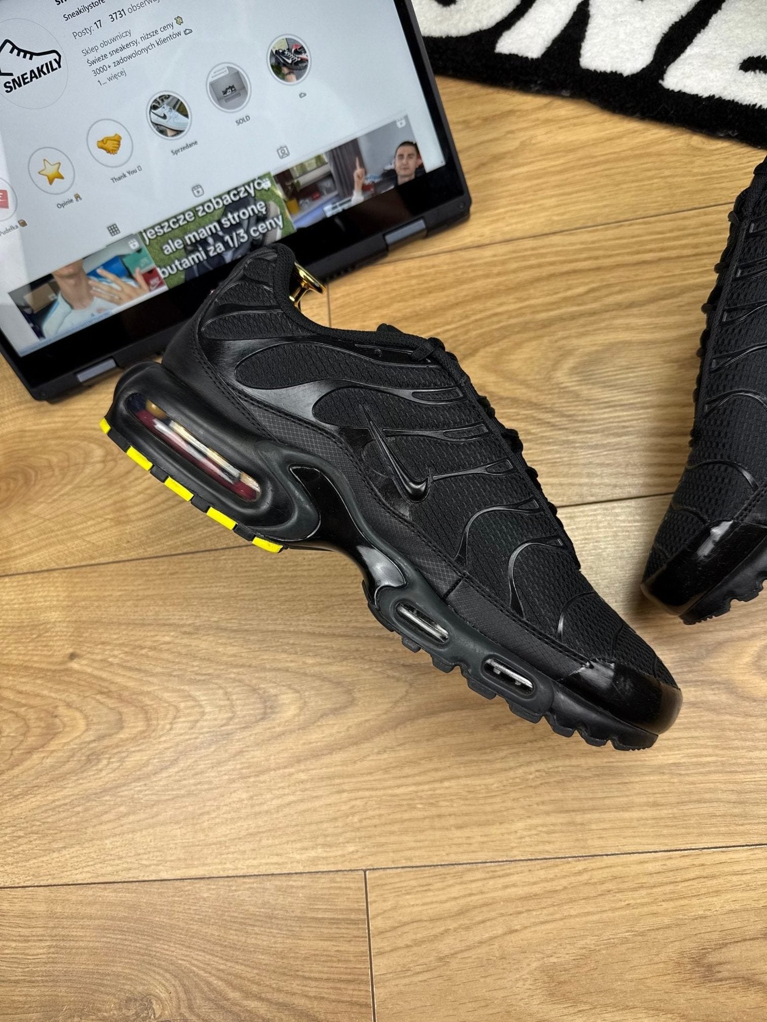 Nike Air Max Plus Triple Black — buty sportowe męskie w bardzo dobrym stanie rozmiar 45.5, wewnętrzny panel lewego buta