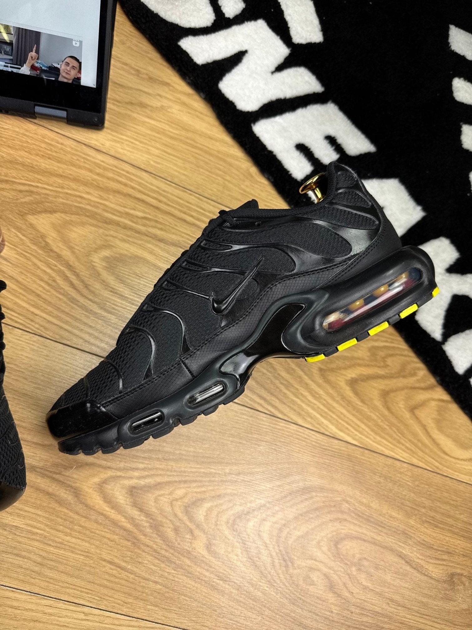Nike Air Max Plus Triple Black — buty sportowe męskie w bardzo dobrym stanie rozmiar 45.5, wewnętrzny panel prawego buta