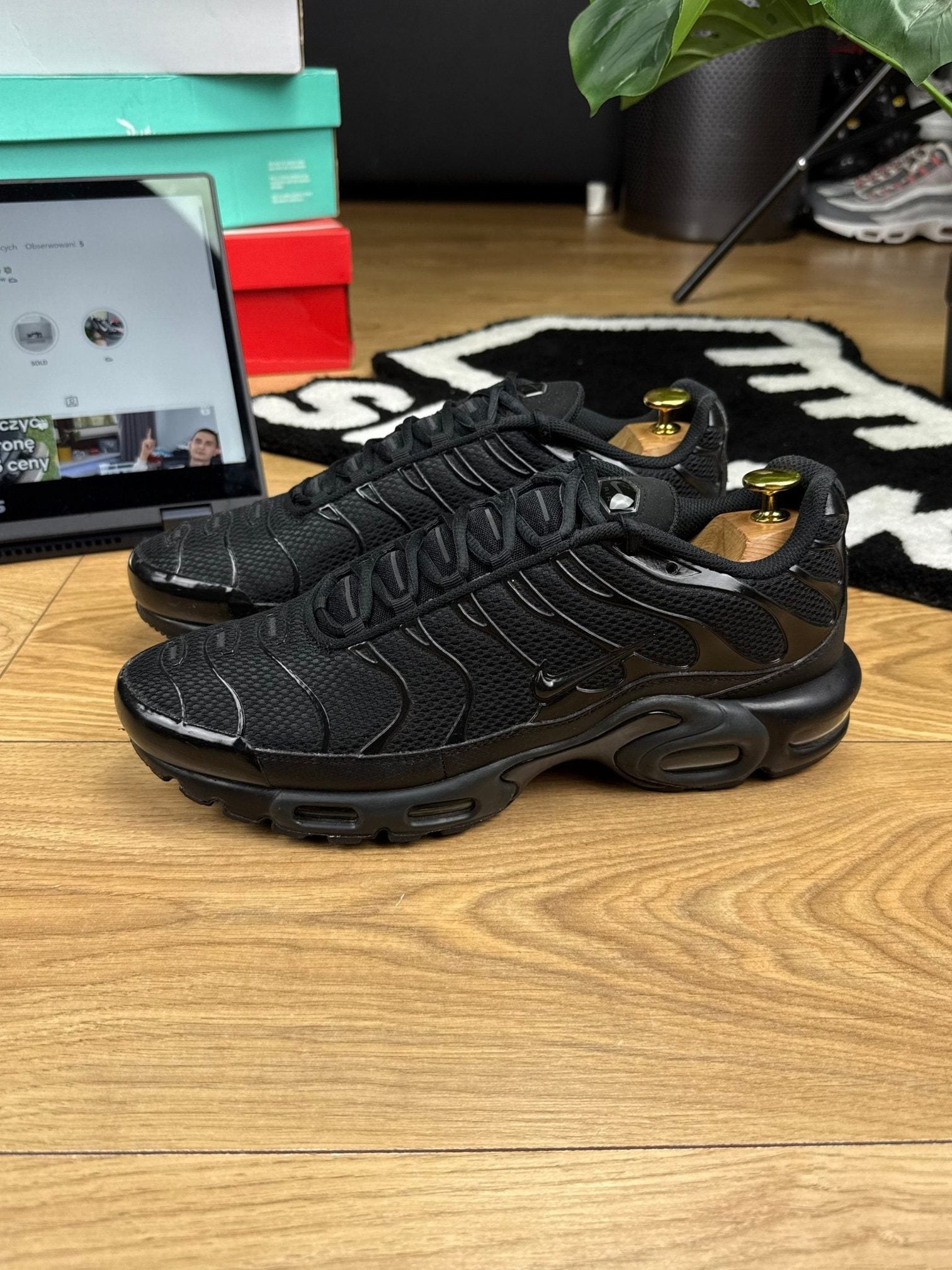 Nike Air Max Plus Triple Black — buty sportowe męskie w bardzo dobrym stanie rozmiar 45.5, widok z góry