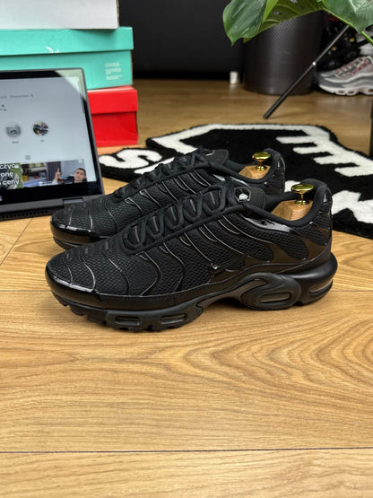 Nike Air Max Plus Triple Black — buty sportowe męskie w bardzo dobrym stanie rozmiar 45.5, widok z góry