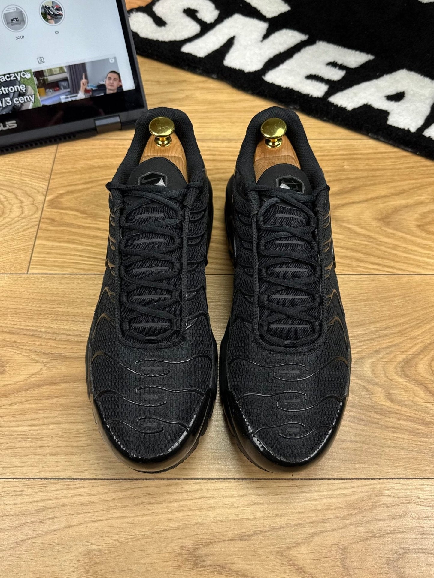 Nike Air Max Plus Triple Black — buty sportowe męskie w bardzo dobrym stanie rozmiar 45.5, widok z tyłu