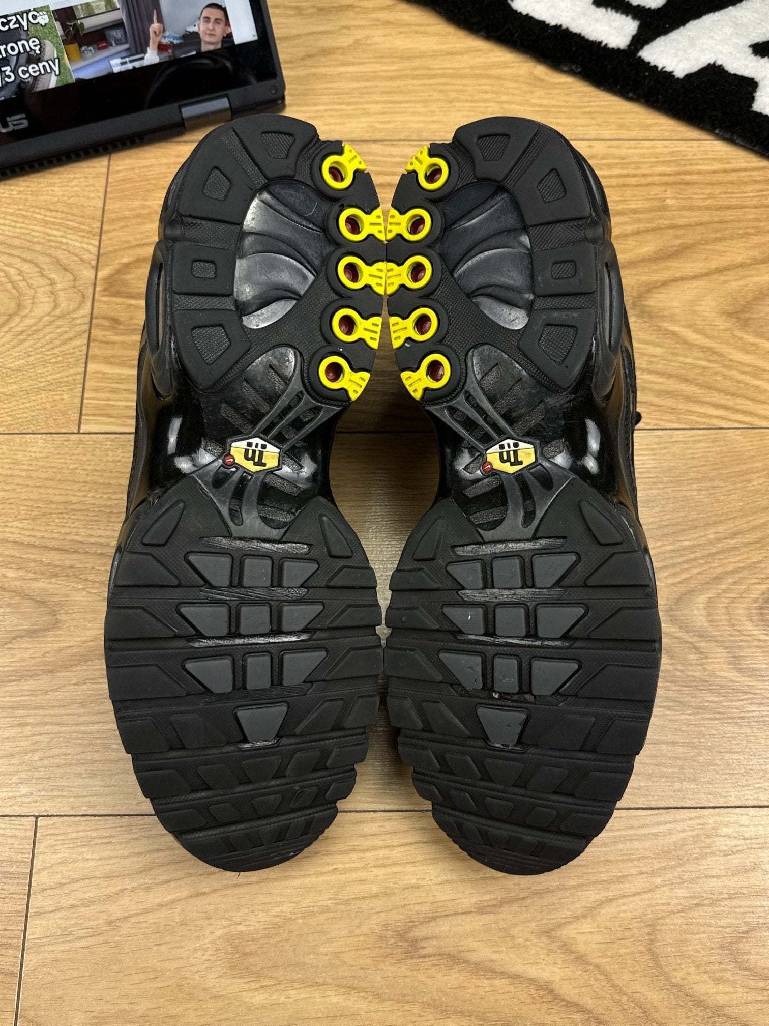 Nike Air Max Plus Triple Black — buty sportowe męskie w bardzo dobrym stanie rozmiar 45.5, zapiętki butów