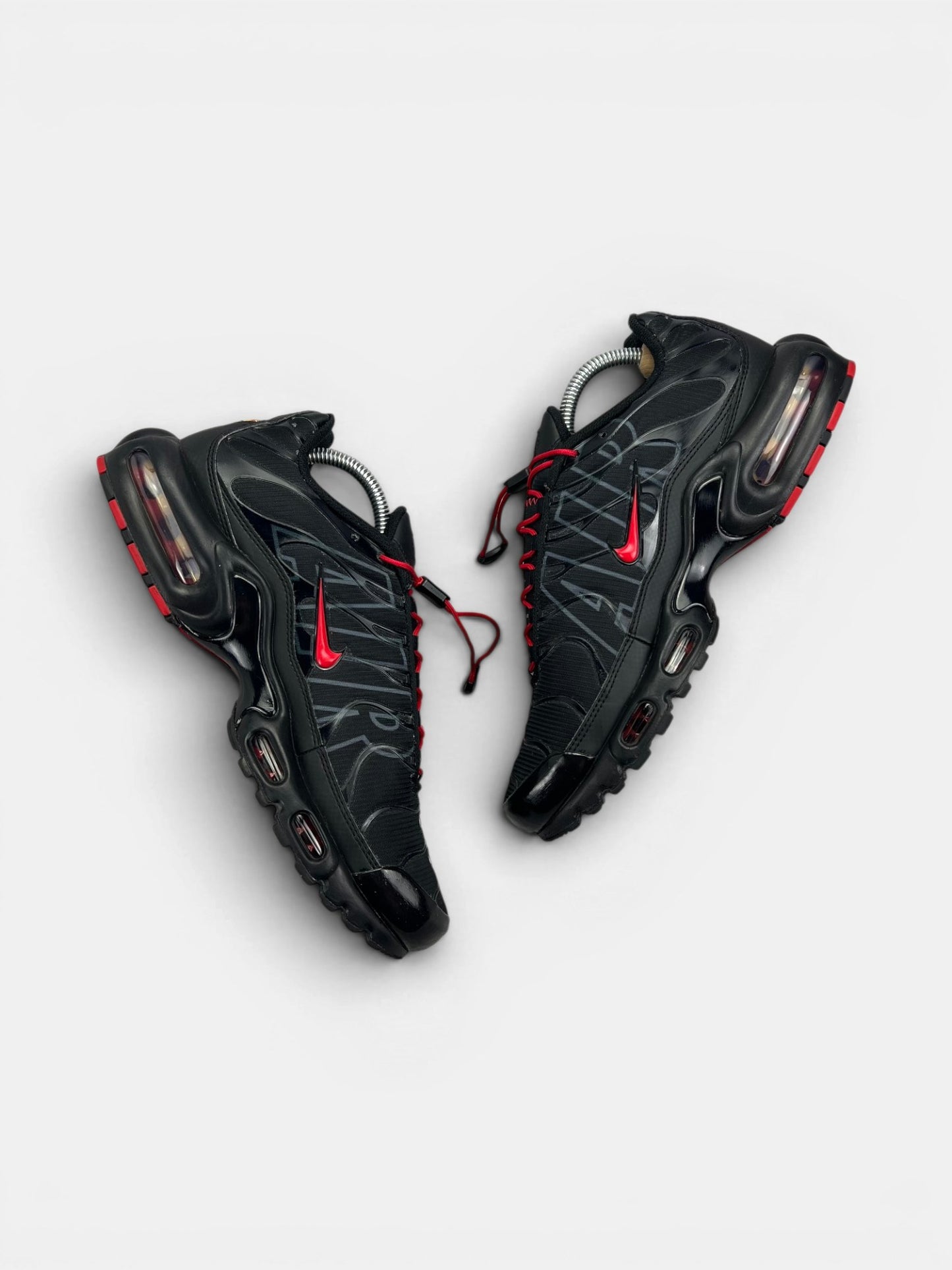 Nike Air Max Plus Tuned Air Black Red — buty sportowe męskie w bardzo dobrym stanie rozmiar 42.5, widok z góry na wewnętrzną stronę butów