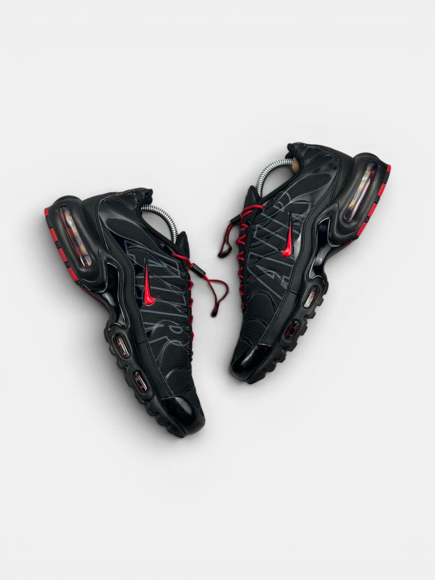 Nike Air Max Plus Tuned Air Black Red — buty sportowe męskie w bardzo dobrym stanie rozmiar 42.5, widok z góry na wewnętrzną stronę butów