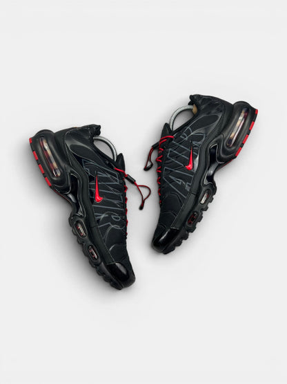 Nike Air Max Plus Tuned Air Black Red — buty sportowe męskie w bardzo dobrym stanie rozmiar 42.5, widok z góry na wewnętrzną stronę butów