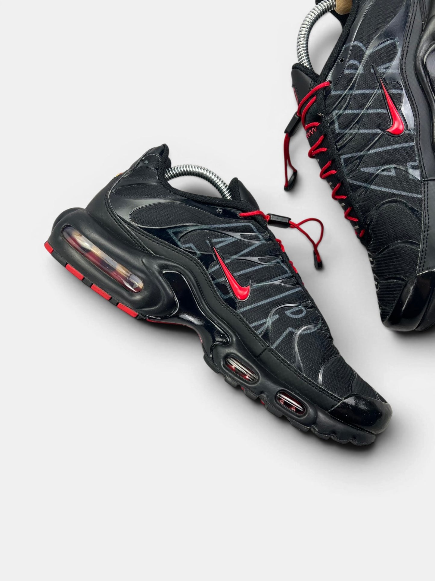 Nike Air Max Plus Tuned Air Black Red — buty sportowe męskie w bardzo dobrym stanie rozmiar 42.5, wewnętrzny panel lewego buta
