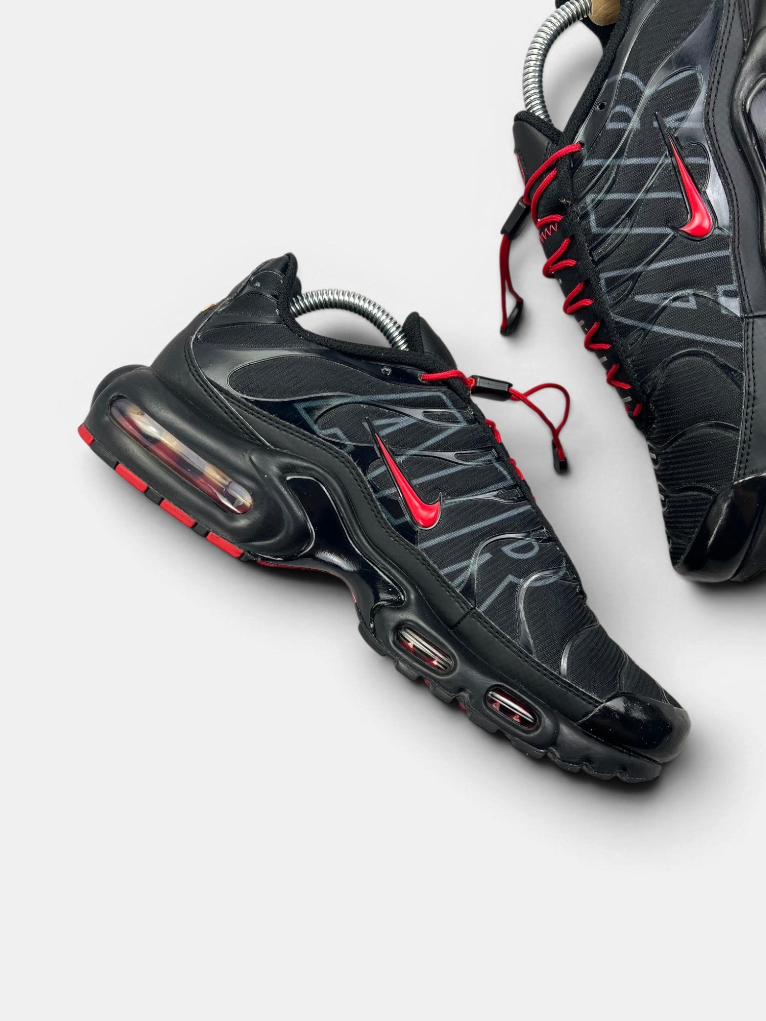 Nike Air Max Plus Tuned Air Black Red — buty sportowe męskie w bardzo dobrym stanie rozmiar 42.5, wewnętrzny panel lewego buta