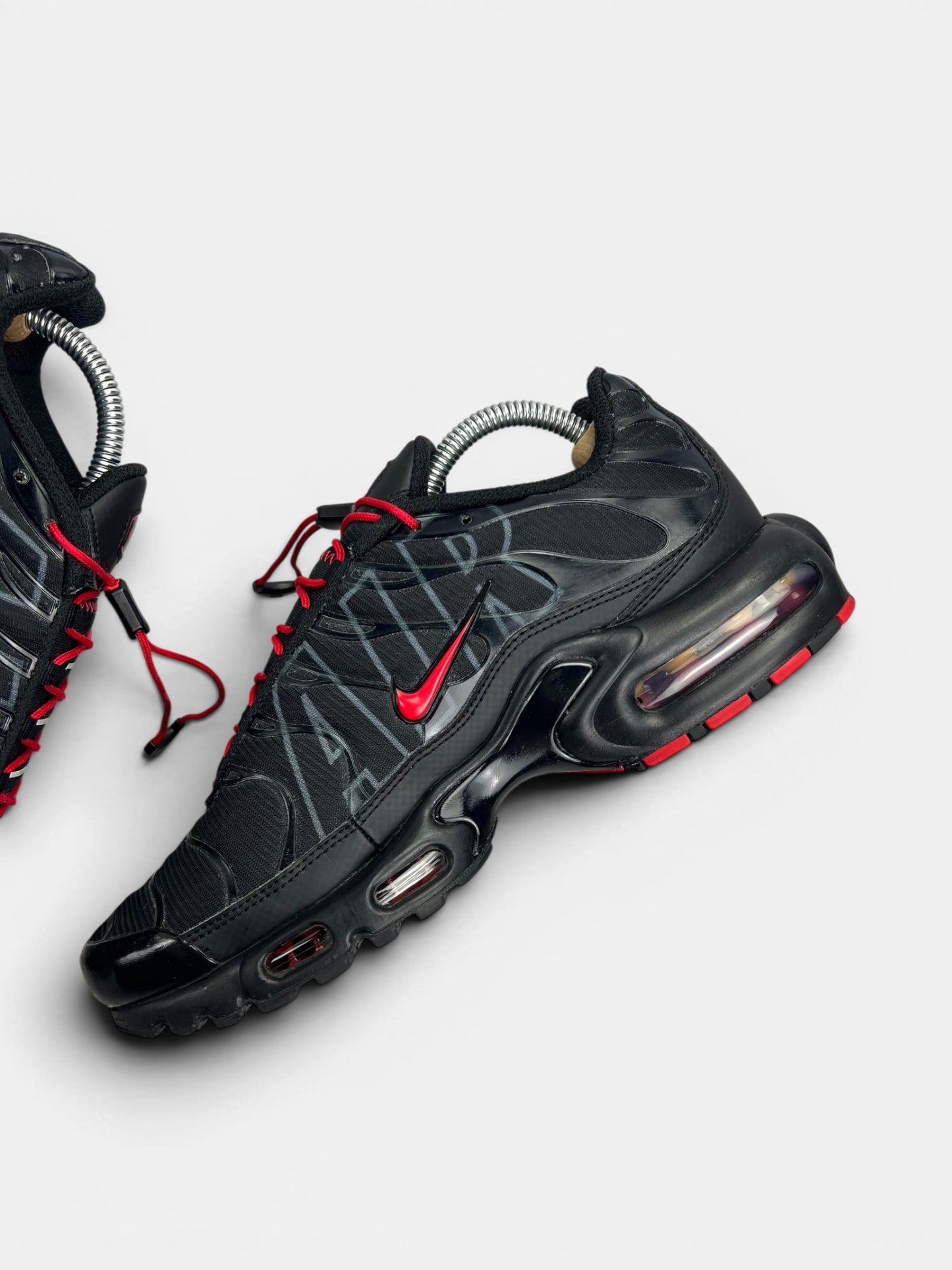 Nike Air Max Plus Tuned Air Black Red — buty sportowe męskie w bardzo dobrym stanie rozmiar 42.5, wewnętrzny panel prawego buta