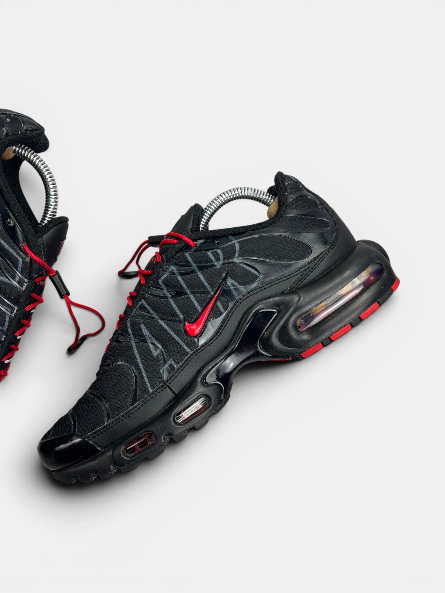Nike Air Max Plus Tuned Air Black Red — buty sportowe męskie w bardzo dobrym stanie rozmiar 42.5, wewnętrzny panel prawego buta