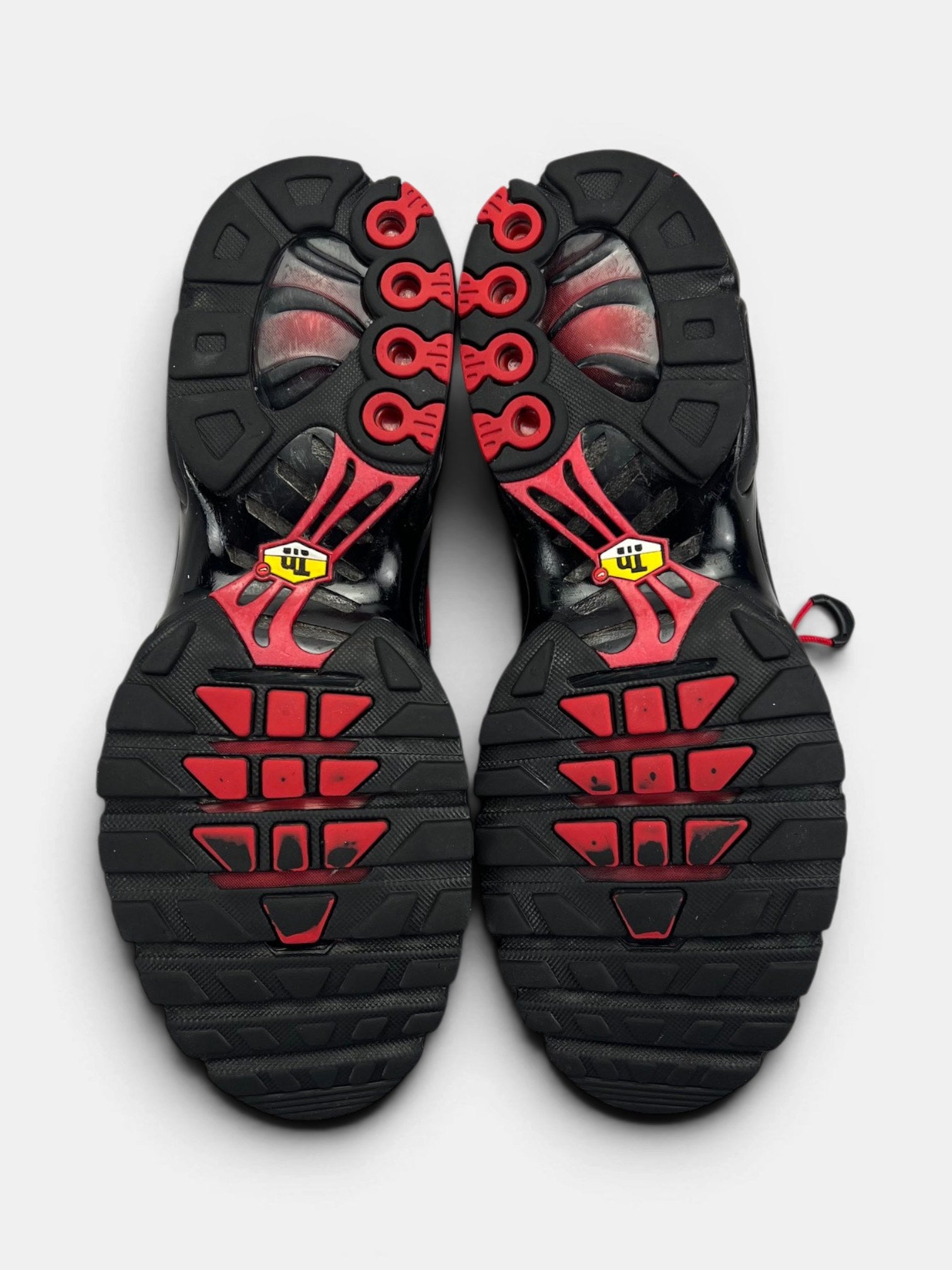 Nike Air Max Plus Tuned Air Black Red — buty sportowe męskie w bardzo dobrym stanie rozmiar 42.5, podeszwa