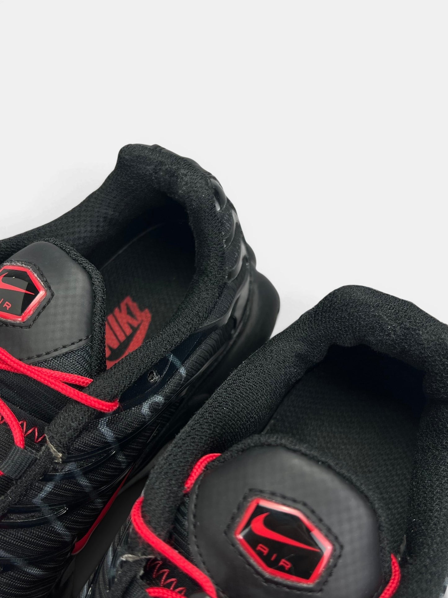Nike Air Max Plus Tuned Air Black Red — buty sportowe męskie w bardzo dobrym stanie rozmiar 42.5, zapiętki butów