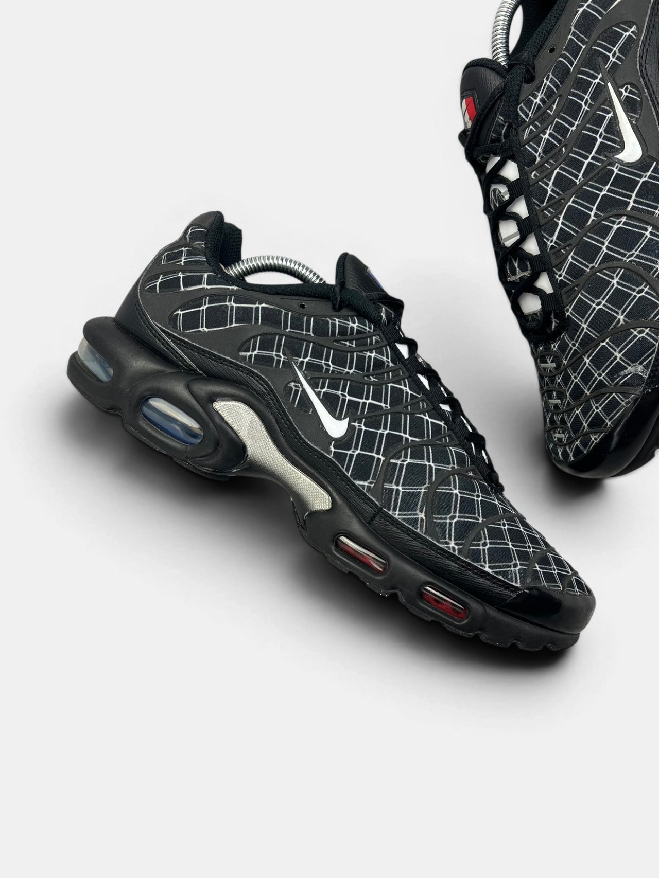 Nike Air Max Plus (TN) France — buty sportowe męskie w bardzo dobrym stanie rozmiar 44, zewnętrzny panel prawego buta